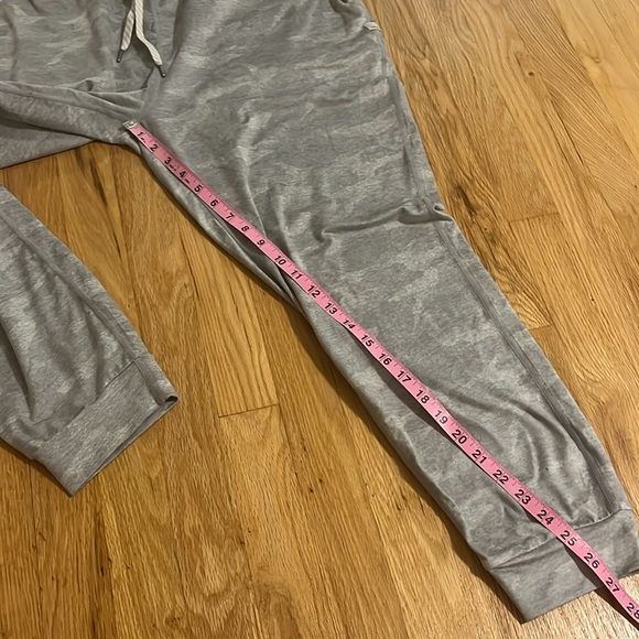 Vuori Gray Camo Performance Jogger Sz XL - Picture 5 of 6